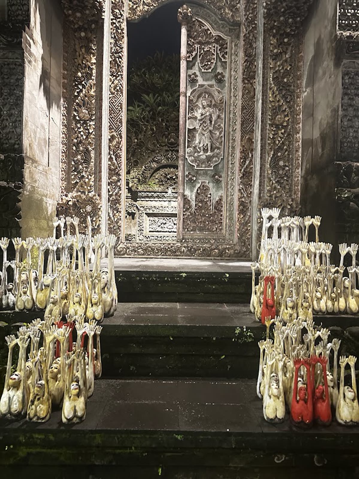 Gece tapınak kapısı ve el kaldıran heykeller; Ubud'un beni en çok düşündüren karesi
