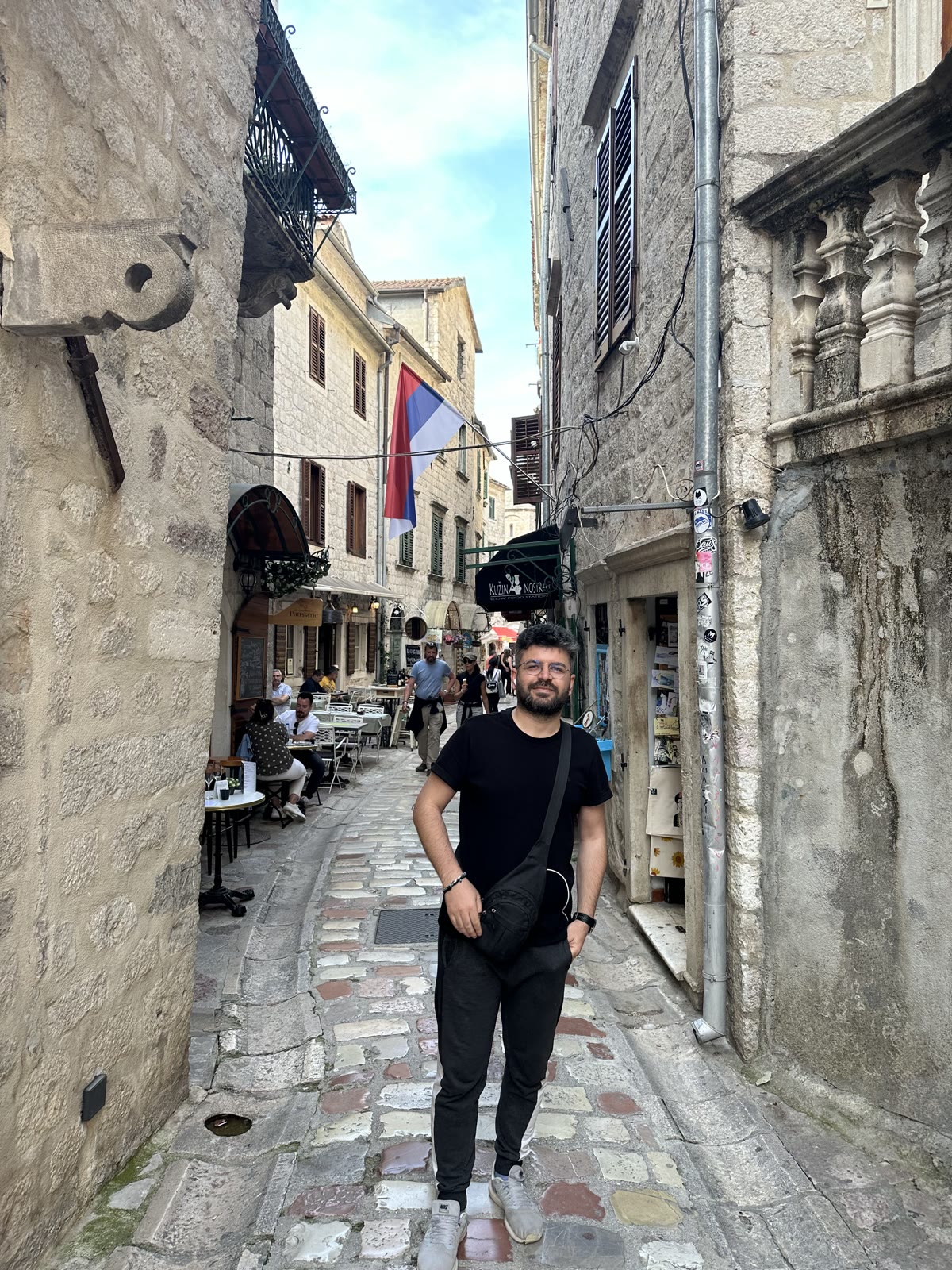 Kotor'un taş sokaklarında: eski şehrin içinde kaybolmak serbest