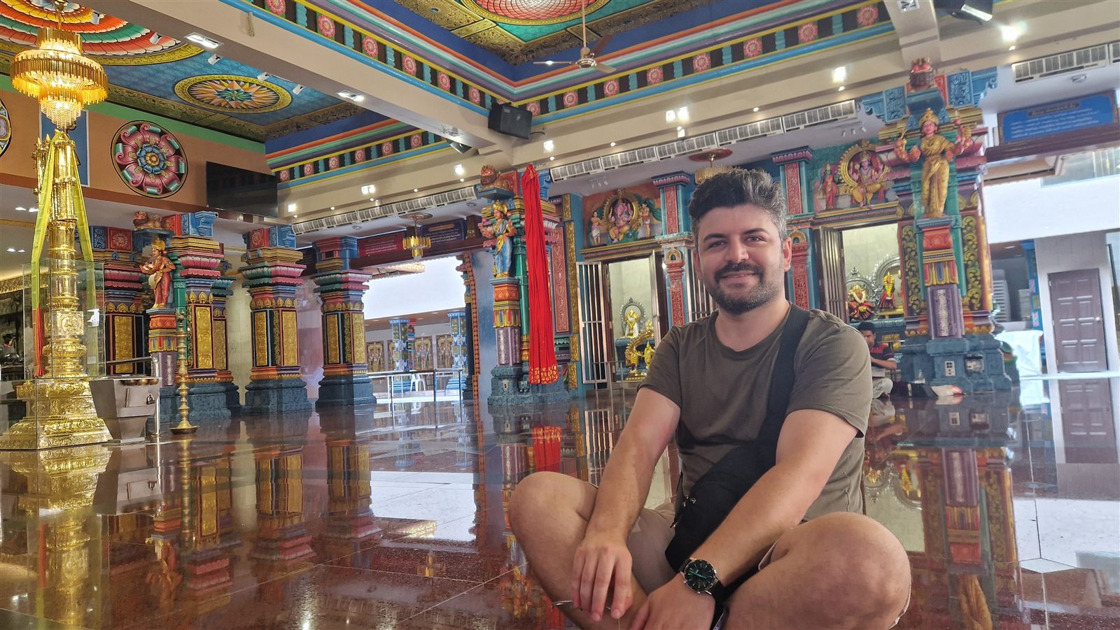 Hindu tapınağının içinde, rengârenk sütunların arasında yerde bağdaş kurmuşum; yarım saat buradan kalkmadım