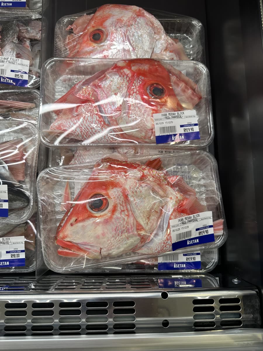 Isetan balık reyonunda paketlenmiş red snapper kafaları