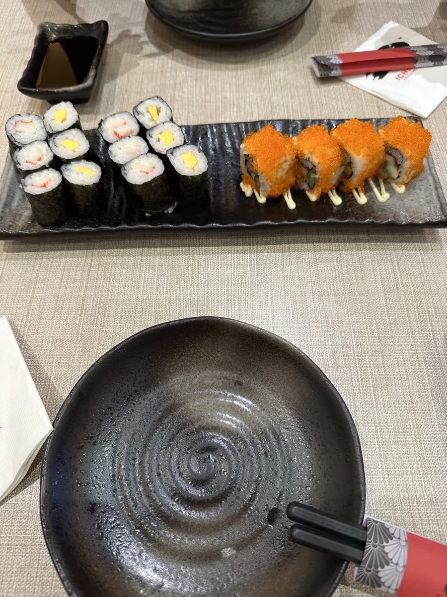 Siyah taşta maki ve tobiko kaplı California roll dizilimi