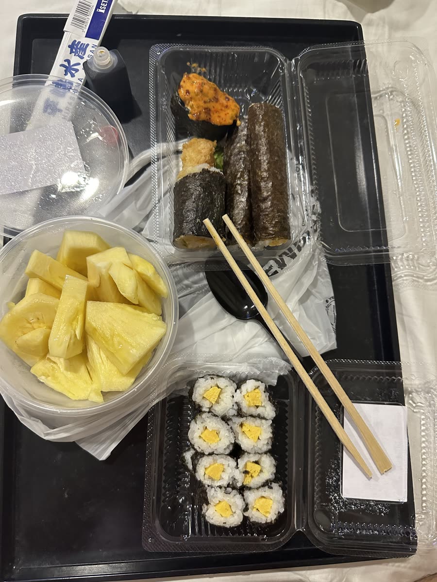 Paket sushi, temaki ve bir kutu taze ananas