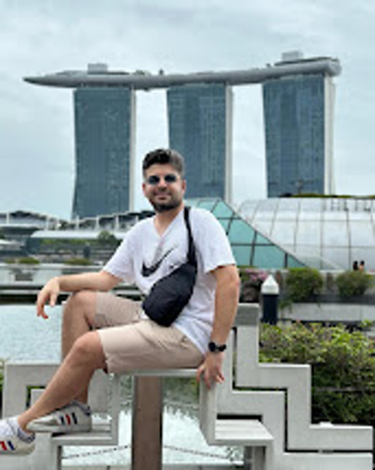 Marina Bay Sands önünde klasik turist pozu: üç kuleye bir gemi park etmişler