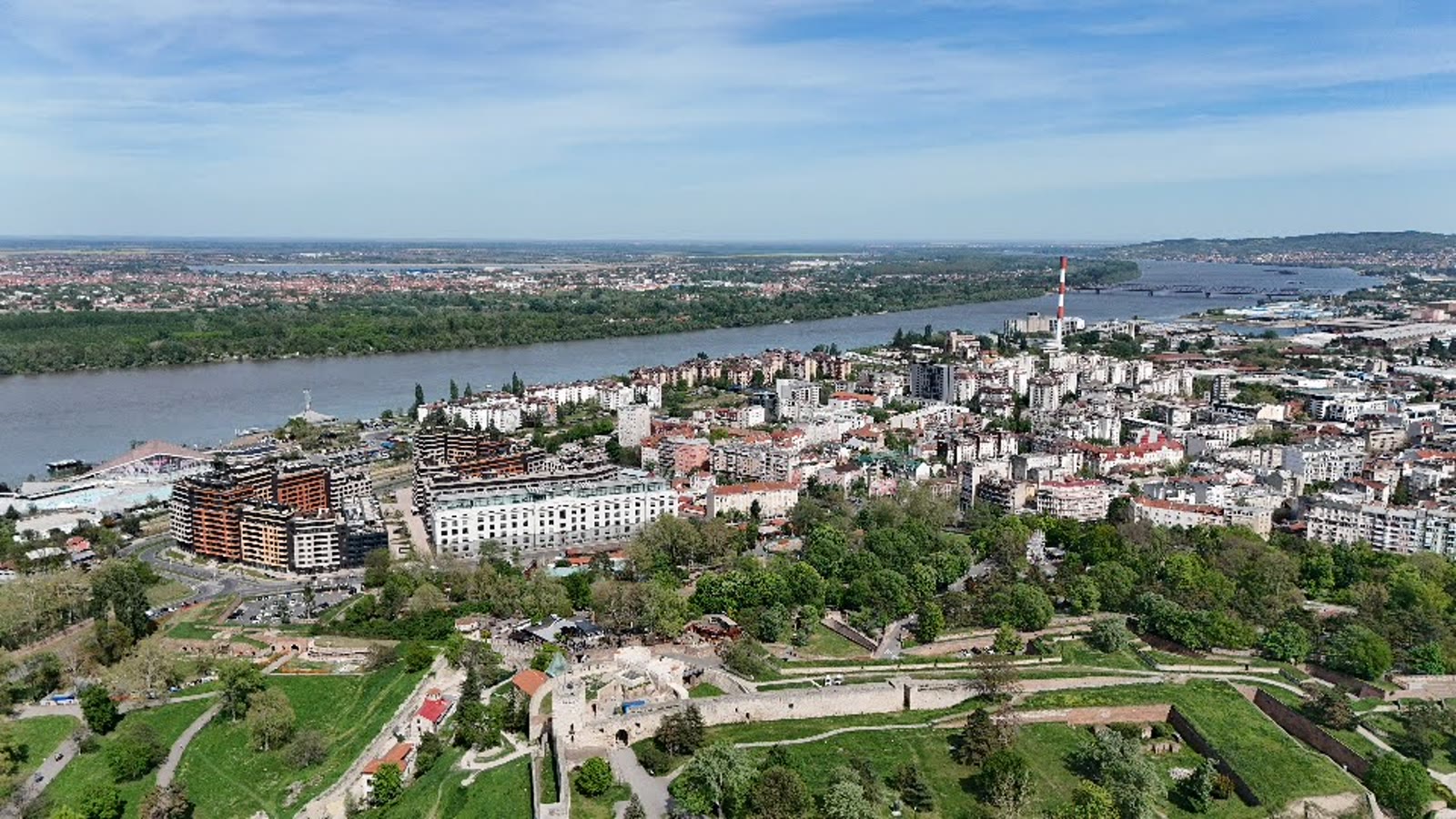 Kalemegdan Kalesi ve Tuna: drone'dan Belgrad