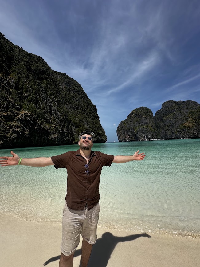Maya Bay kumsalında kollarımı açıp çektirdiğim fotoğraf