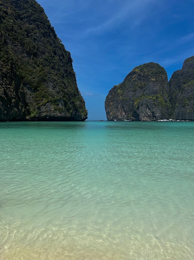 Maya Bay'in kimsenin yüzmediği turkuaz suyu ve koyu çevreleyen kayalıklar